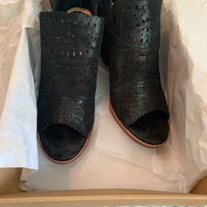 New never worn Sofft ankle boots size 10